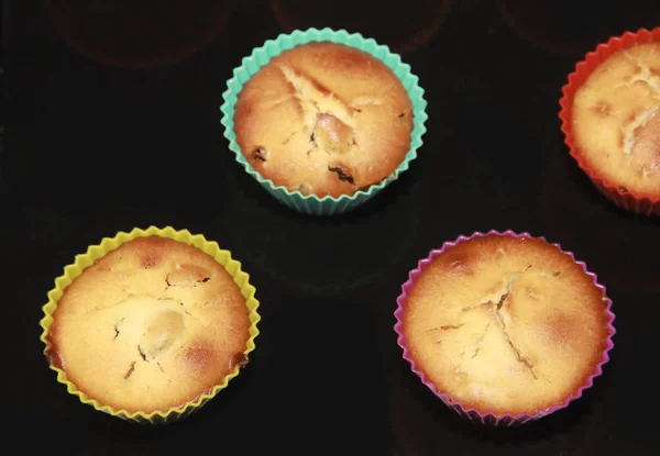 Ψημένα Muffins Μπισκότων Σταφίδες Πολύχρωμα Καλούπια Σιλικόνης — Φωτογραφία Αρχείου