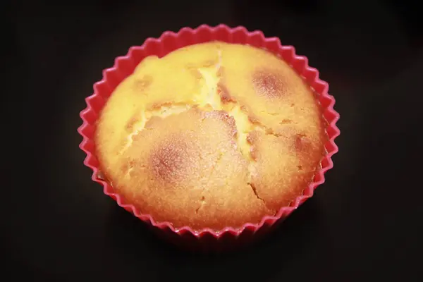 Ψημένα Muffins Μπισκότων Σταφίδες Πολύχρωμα Καλούπια Σιλικόνης — Φωτογραφία Αρχείου