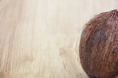 Ahşap zeminde doğal kahverengi hindistan cevizi meyvesi.