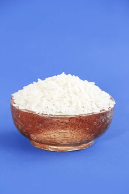 Kahverengi bir tabakta beyaz, doğal taze pirinç.