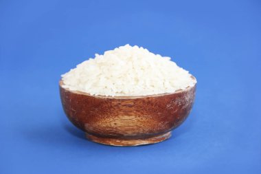 Kahverengi bir tabakta beyaz, doğal taze pirinç.