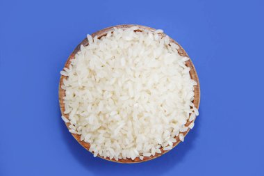 Kahverengi bir tabakta beyaz, doğal taze pirinç.