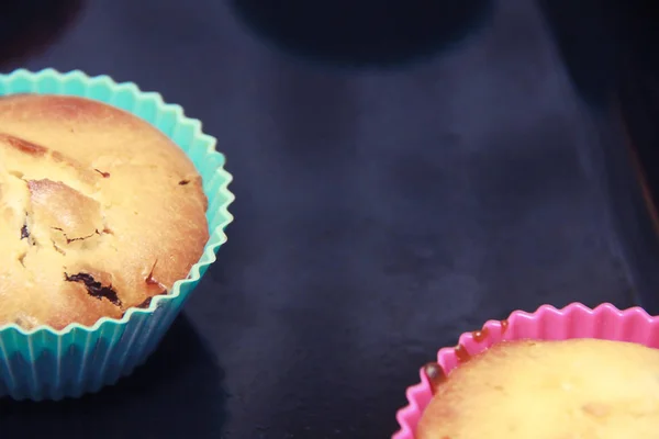 Ψημένο μπισκότο κίτρινο βρώσιμα cupcakes σε πολύχρωμες μορφές σιλικόνης — Φωτογραφία Αρχείου