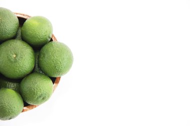 yeşil taze mandalina portakalları kahverengi bir tabakta