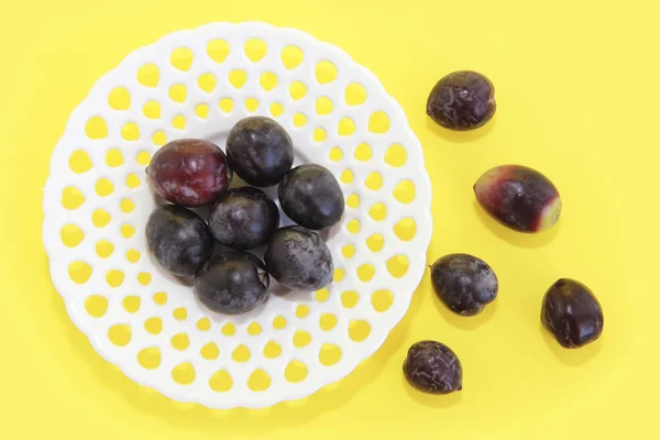 Black natural fresh olives on a white decorative plate — Stock Photo, Image