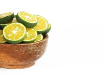 Tahta bir tabakta ince yeşil doğal taze mandalina portakalı dilimleri.