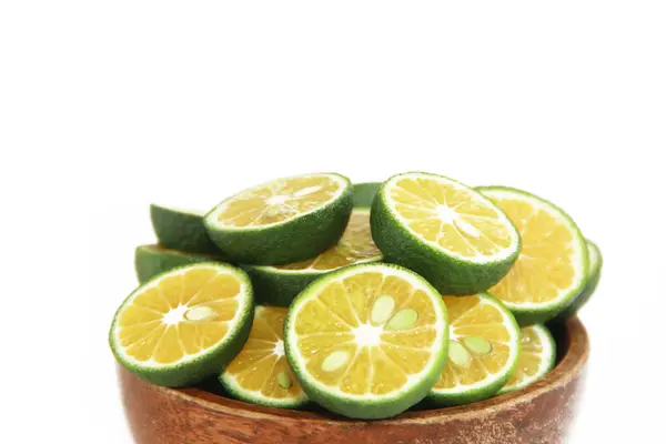 나무 접시에 초록색의 신선 한 만다린 오렌지얇은 자두 — 스톡 사진