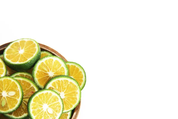 Dünne Scheiben grüne natürliche frische Mandarinenorangen in einem Holzteller — Stockfoto