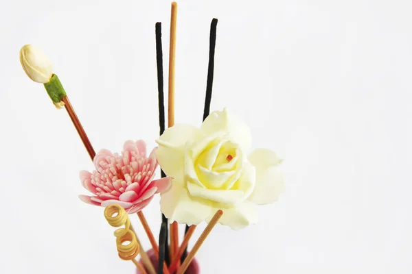Palos de aromaterapia y flores artificiales decorativas en jarrón de cerámica rosa — Foto de Stock