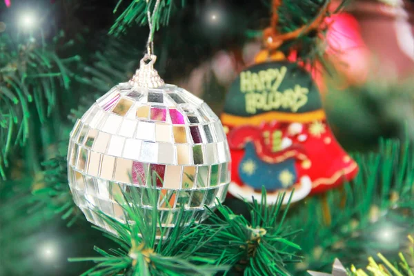 Χριστουγεννιάτικα Λαμπερά Παιχνίδια Μπάλες Στο Δέντρο Για Νέο Έτος Διακοπές — Φωτογραφία Αρχείου