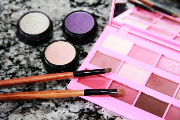 Pink Eyeshadow Palette Makeup Brushes — Stock Photo, Image
