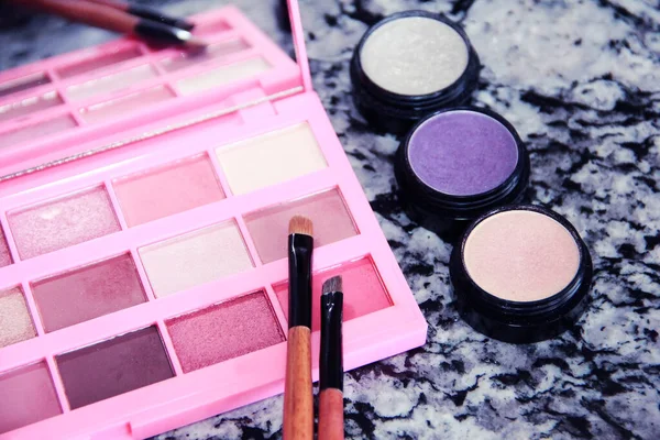 Pink Eyeshadow Palette Makeup Brushes — Stock Photo, Image