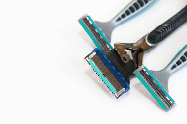Beyaz arka planda metal bıçaklı tıraş makineleri