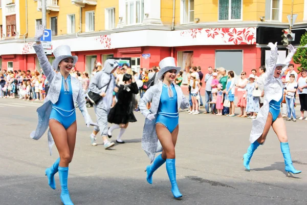 Krasnojarsk Russland Juni 2014 Menschen Karnevalskostümen Geben Ein Konzert Auf — Stockfoto