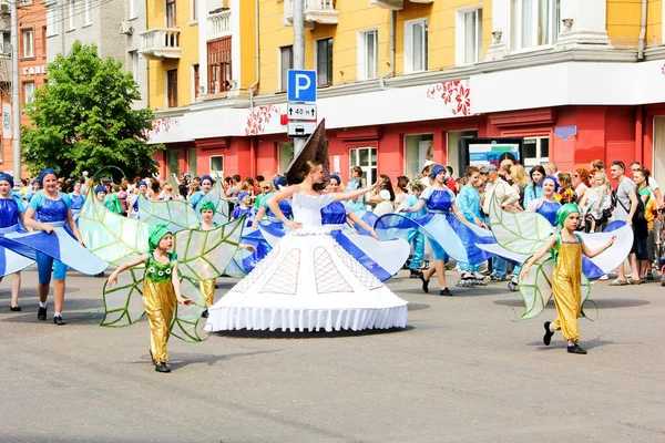 Красноярськ Росія Червня 2014 Люди Карнавальних Костюмах Виконують Концерт Вулиці — стокове фото