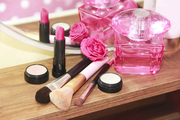 Dekorative Kosmetik Lidschatten Lippenstift Und Make Pinsel — Stockfoto