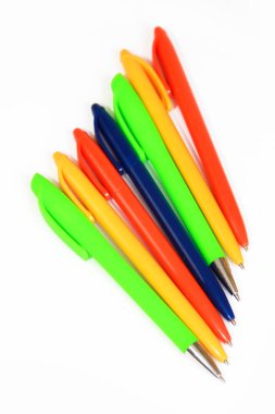 Bir yazı için çok renkli kırtasiye kalemleri