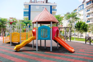 Antalya, Türkiye, 20 Mayıs 2020. Sokakta kayak yapmak için kaydıraklı çocuk parkı