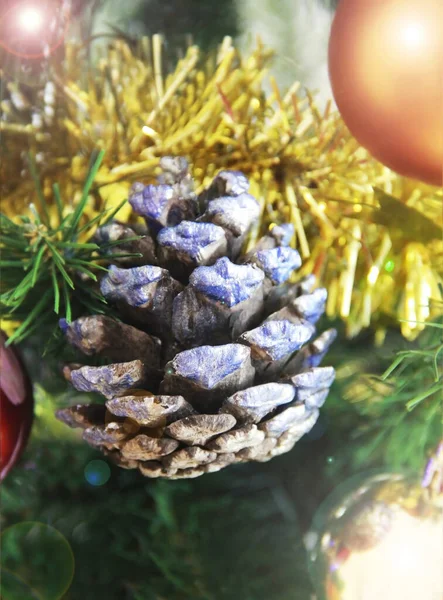 Dekorativer Tannenzapfen Weihnachtsbaum — Stockfoto