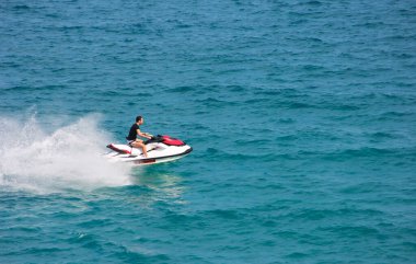 Antalya, Türkiye, 25 Mayıs 2020. İnsanlar mavi denizin dalgalarında jet ski kullanıyor.