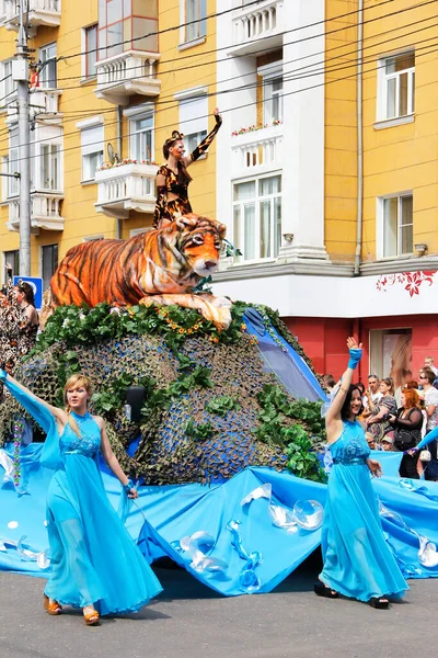 Krasnojarsk Russland Juli 2017 Menschen Theatralischen Kostümen Beim Faschingszug Auf — Stockfoto