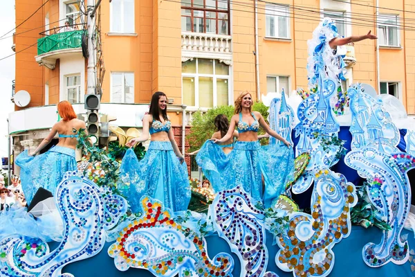 Krasnojarsk Russland Juli 2017 Menschen Theatralischen Kostümen Beim Faschingszug Auf — Stockfoto