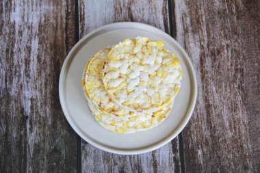 Süslü tabakta pirinç ve mısırdan kuru kurabiye.