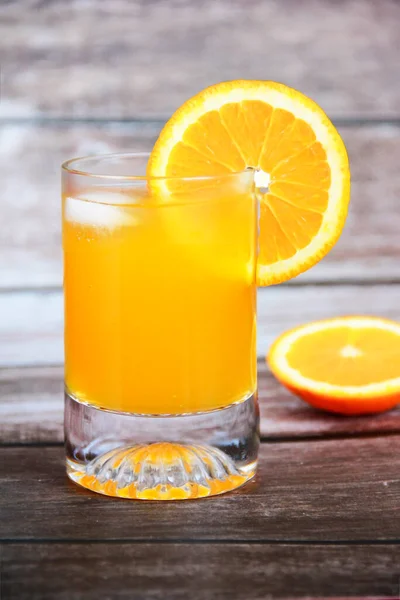 유리에 천연차가운 오렌지 — 스톡 사진