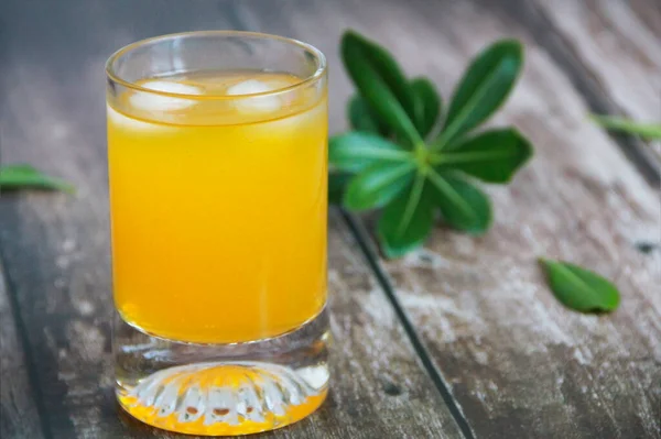 玻璃杯中的天然冷橙饮料 — 图库照片