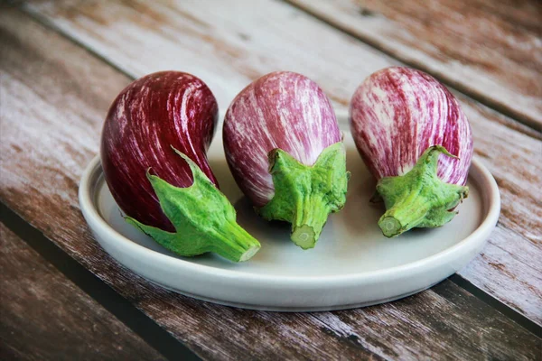 Natürliche Gestreifte Gemüseaubergine Auf Dekorativem Teller — Stockfoto