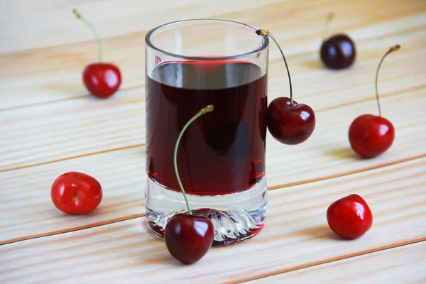 Rote Kirsche Glas Trinken Und Kirsche Eine Frucht — Stockfoto