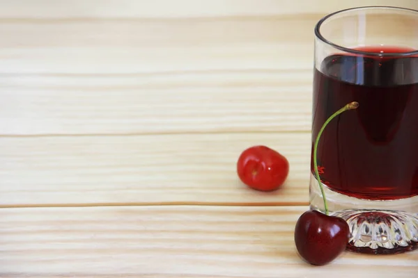 Rote Kirsche Glas Trinken Und Kirsche Eine Frucht — Stockfoto