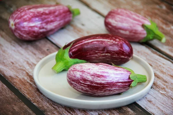 Fruits Aubergine Rayés Naturels Sur Assiette Décorative — Photo