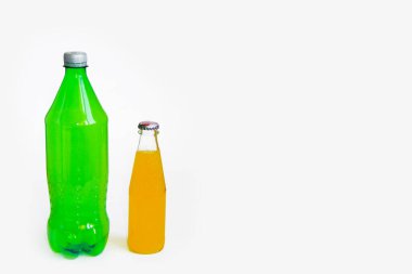 yeşil ve turuncu içecek şişesi