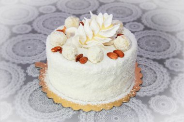 Hindistan cevizli, tatlı beyaz pasta. Bir tutam şeker ve kuş süslemesi.