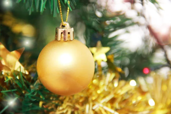Goldene Spielzeugkugeln Für Den Weihnachtsbaum Zum Jahreswechsel — Stockfoto