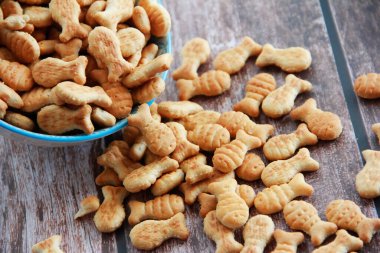 Tahta zemin üzerinde kuru tuzlu balık kurabiyeleri