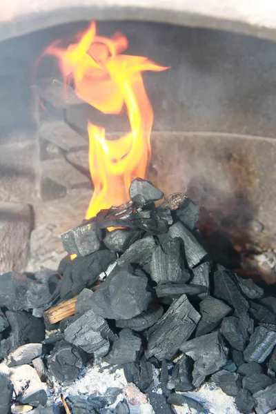 Izgara Için Doğal Sıcak Siyah Kömür — Stok fotoğraf