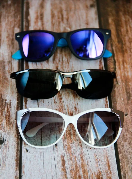 Solglasögon Med Färgglada Plastramar — Stockfoto