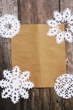 Beyaz kar tanelerinden yapılmış Noel dekoratif çerçevesi