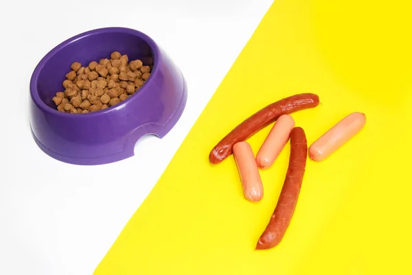 Tabakta kuru köpek maması ve et sosisi.