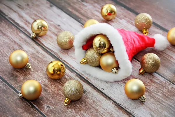 Papai Noel Chapéu Vermelho Brinquedos Coloridos Bolas Árvore Natal — Fotografia de Stock