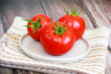 Yeşil yapraklı doğal kırmızı domates