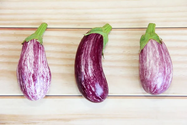 Fruits Aubergine Marron Naturel Sur Fond Bois — Photo