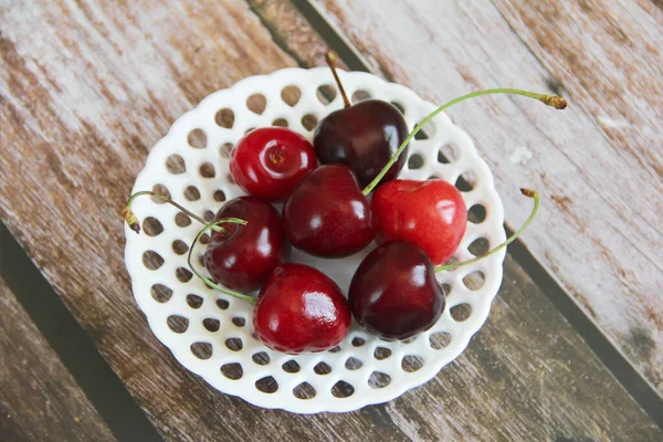 Naturliga Röda Körsbär Frukter Dekorativa Plattan — Stockfoto