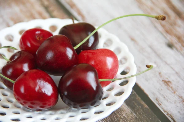 Natürliche Rote Kirschfrüchte Dekorativen Teller — Stockfoto