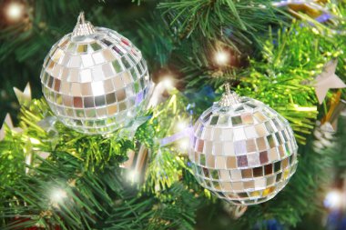 Parlak Noel oyuncakları Ağaçta toplar