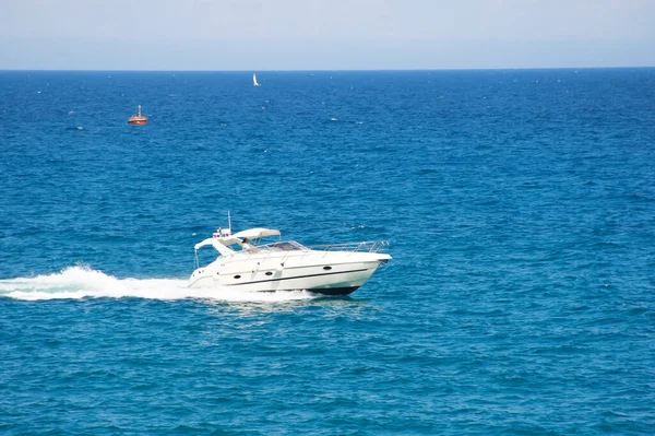 Antalya Turquía Mayo 2020 Yate Motor Blanco Las Olas Del — Foto de Stock