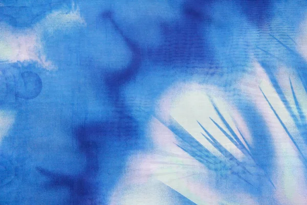 Mavi kumaş üzerindeki batik desenler ve süsler