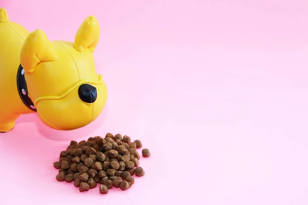 Perro Juguete Amarillo Come Comida Animal Seca — Foto de Stock